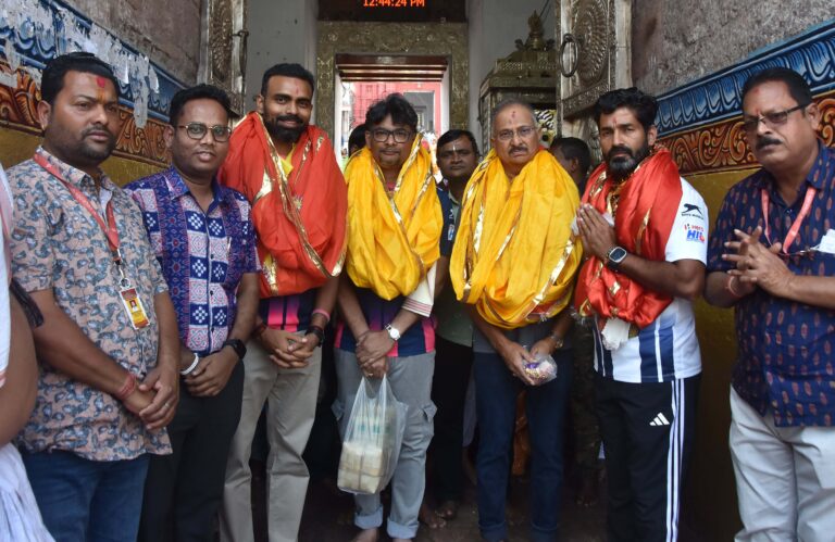 BHARATIYA HOCKY DALA NKA SAHITA BHARATIYA COACH MAHAPRABHU NKA DARSANA SARI SRI MANDIRA RU FERUCHANTI (2)