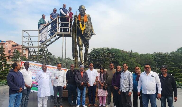 MANAREGA NAMA PARIBARTANA PRATIBAD RE CONGRESS PAKHYA RU GANDHI MURTI SAMUKHA RE DHARANA DIAJAICHHI (1)