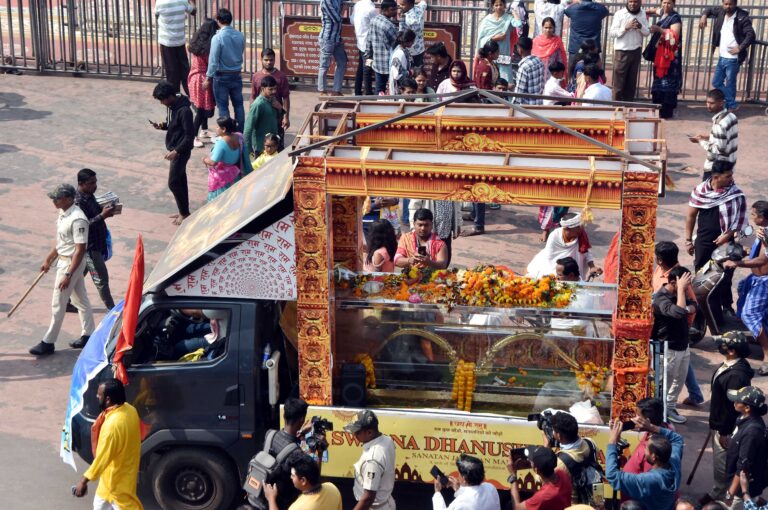 RAURAKELA THARU ASITHIBA PANCHA RATNA RE PRASTUTA SUNA DHANU O TIRA KU AJODHYA SRIRAMA MANDIRA KU JIBA PURBARU SRI MANDIRA PARIKRAMA KARAJAUCHI (28)