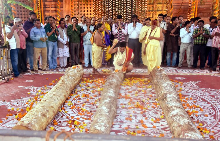 SRIKHETRA RE PAHANHI THIBA PRATHAMA RATHA KATHA KU SRI MANDIRA KARJYALAYA SAMUKHA RE PUJA KARAJAUCHHI (6)