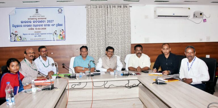 PURI CURCIT HOUSE PARISARA RE JANAGANANA PAIN PRASTUTI BAITHAKA RE UPASTHITA ADHIKARI MANE (4)