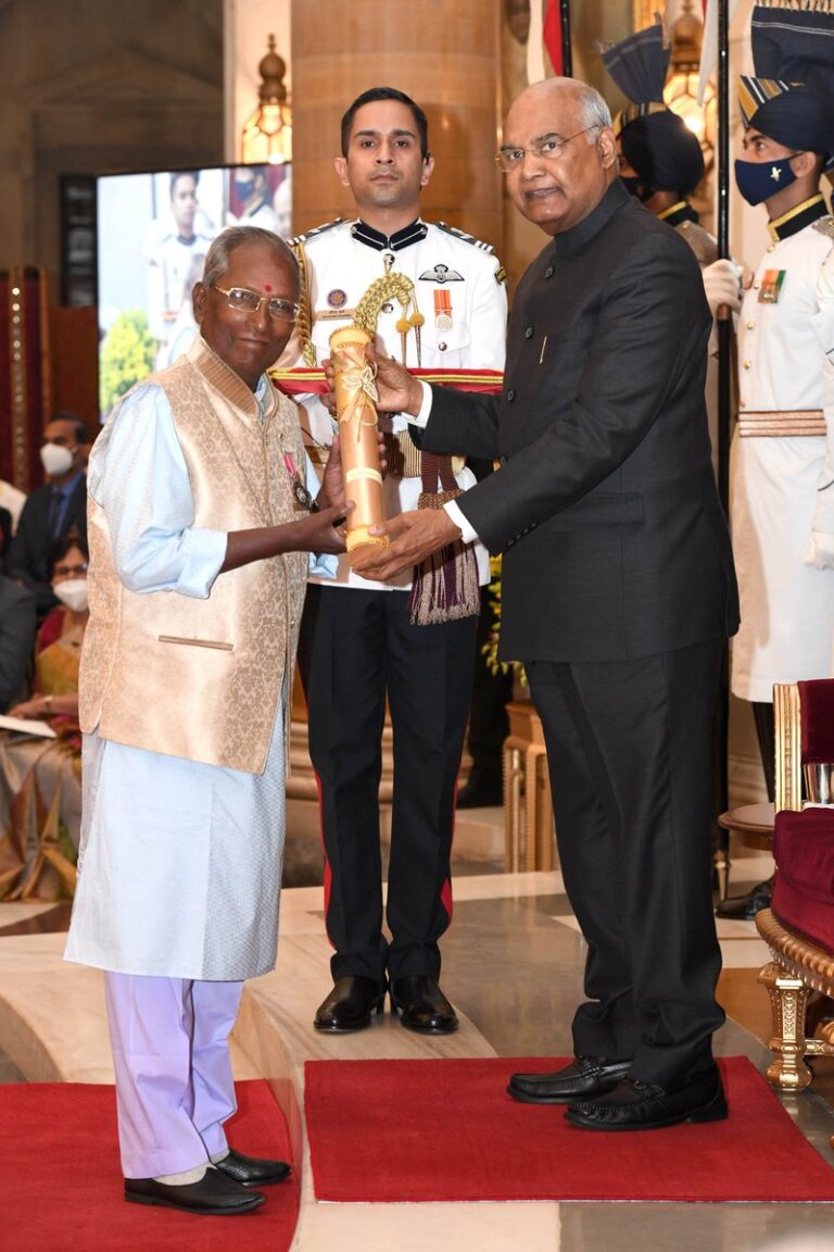 Utsab_Charan_Das_receiving_Padmashree_from_President_Kovind