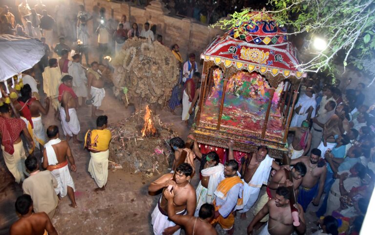 PURI DOLABEDI PARISARA RE DOLA GOBINDA ,BHUDEBI ,SRIDEBI O PACHU BANDAVA NKA SAMUKHA RE HOLIKA DAHANA NITI SAMPARNA KARAJAUCHHI (11)