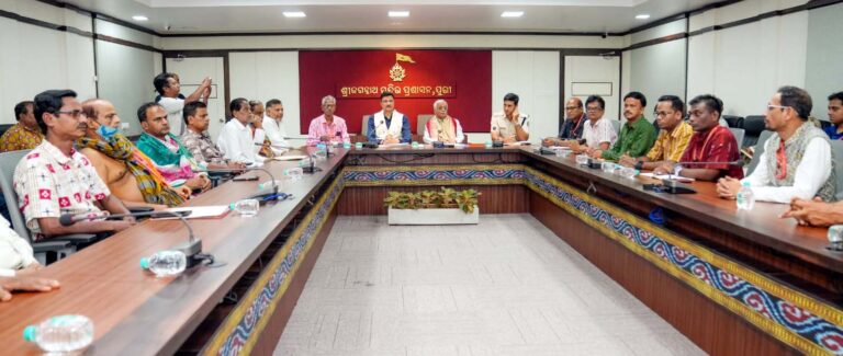 PURI SRI MANDIRA KLARJYALAYA RE MAHAPRABHU NKA RATNABHANDARA RA GANATI MANTI PAIN EKA ALOCHANA BAITHAKA ANUSTHITA (5)