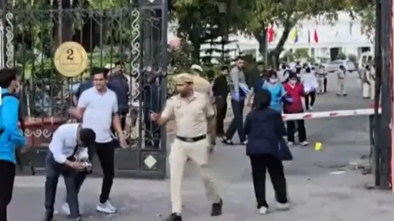 c71dtj6_delhi-assembly-security-breach_650x400_06_April_26