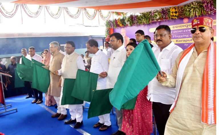 PURI RLY STATION THARE NUTANA TRAIN SUVARAMVA KARJYAKRAMA RE MUKHYA MANTRI O RELAMANTRI TATHA ANYNYA ATITHI MANE (15)