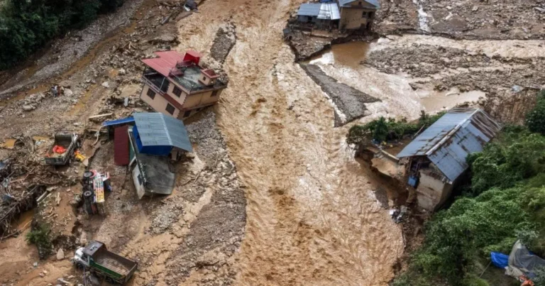 1053316-nepal-floods-95c44dffd172fbe7f69724f6a99c3810