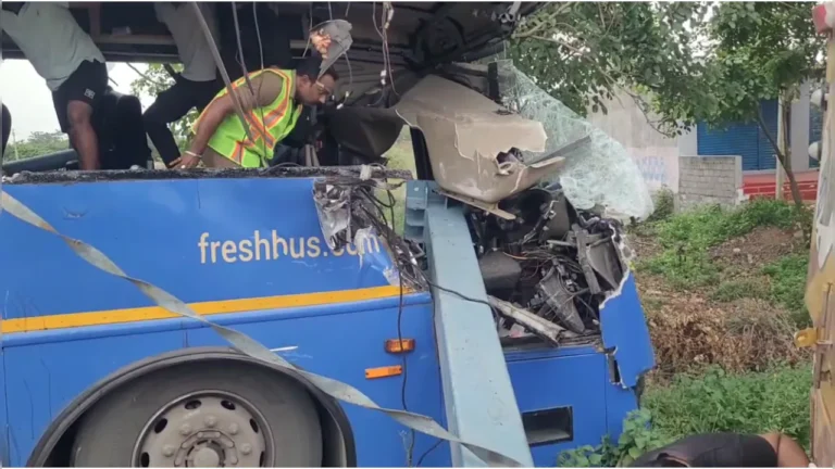 85k37lpc_bus-crash_625x300_26_August_26