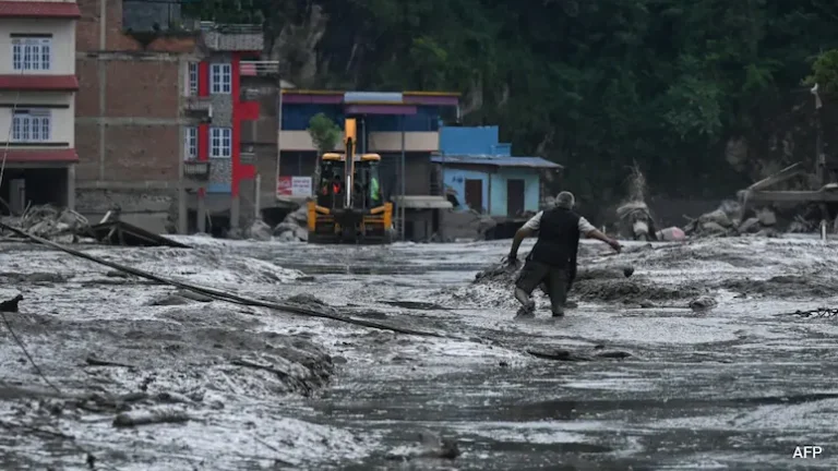 ccr6927g_nepal-floods_625x300_27_August_26